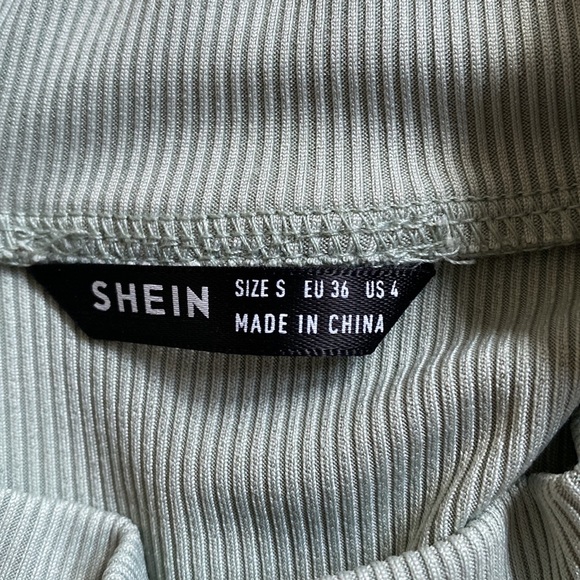 Turtle neck tank top - Picture 3 of 3